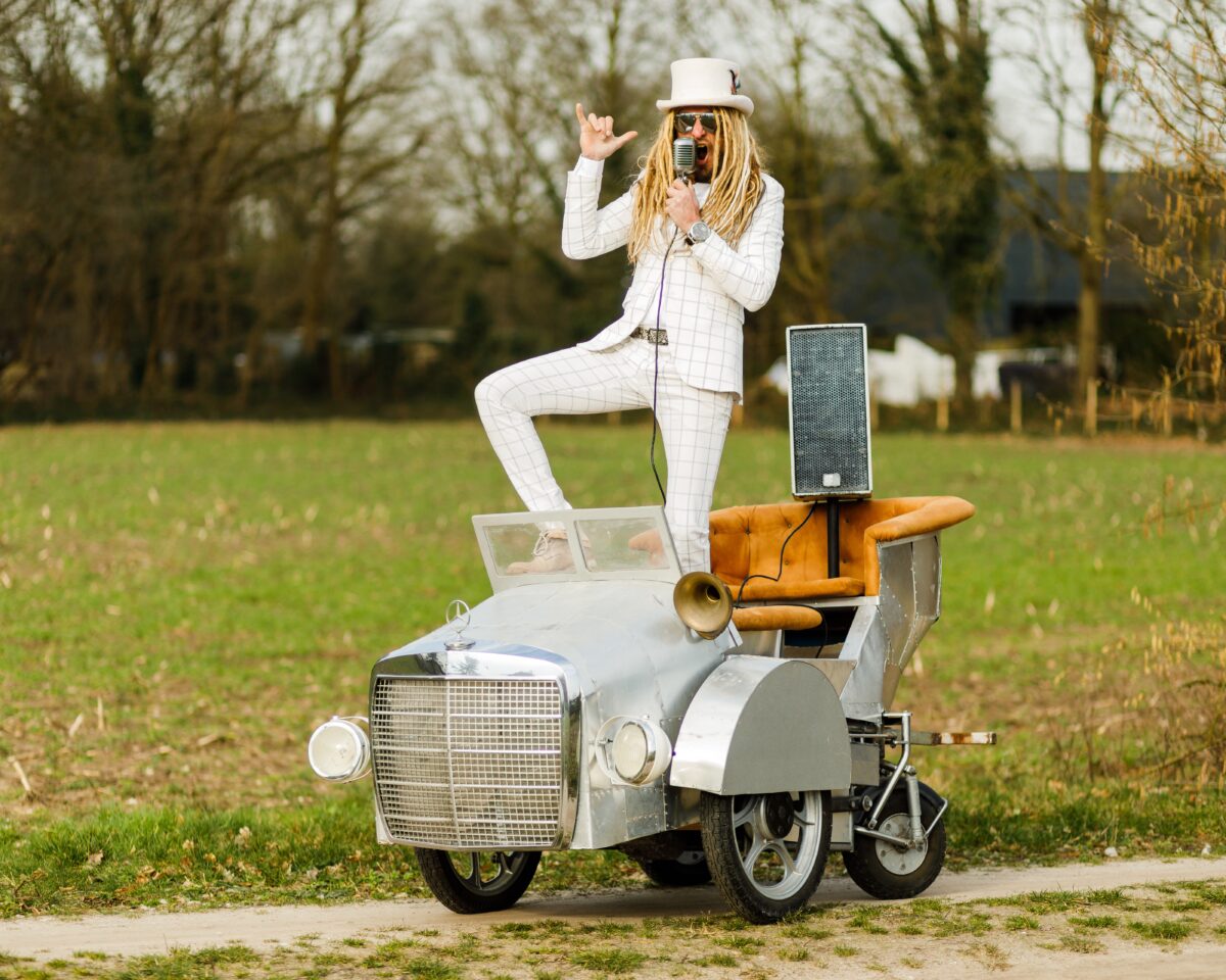 Mr Beatz typetje zanger op mini Mercedes tijdens optreden