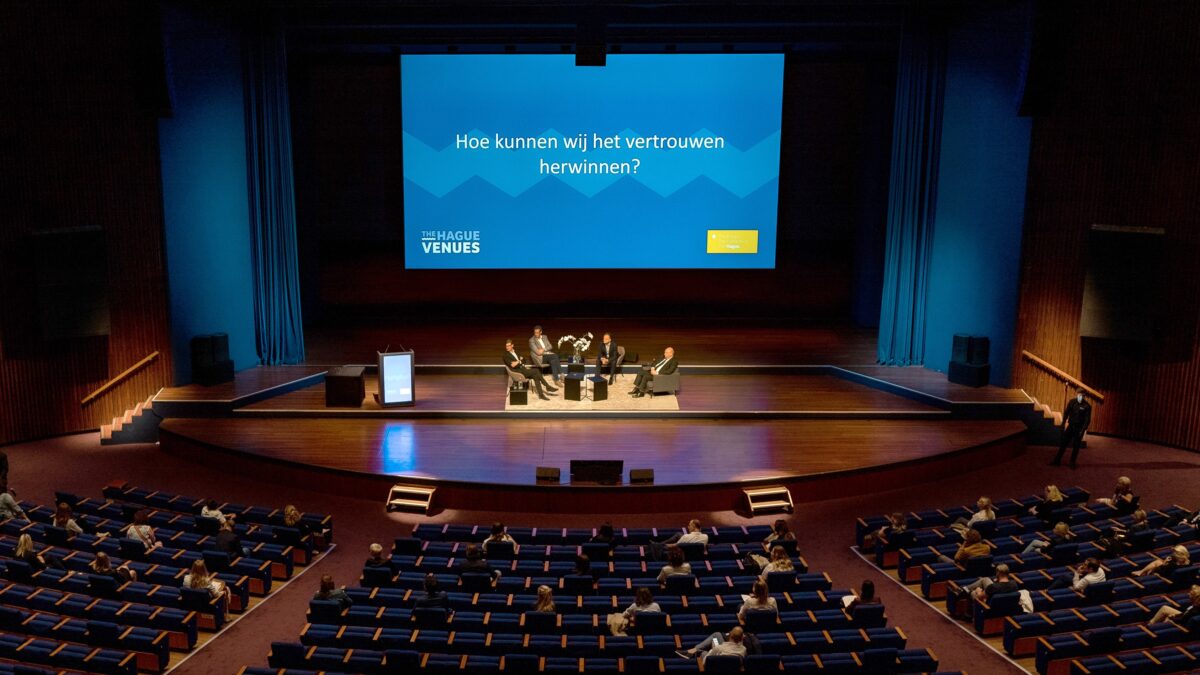 Podium 1,5 afstand zaal (Holland Park Media)