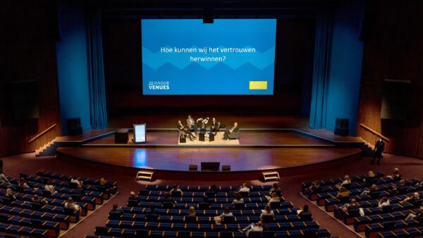 Podium 1,5 afstand zaal (Holland Park Media)