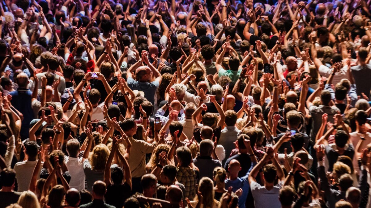 Publiek met handen in de lucht in Ahoy