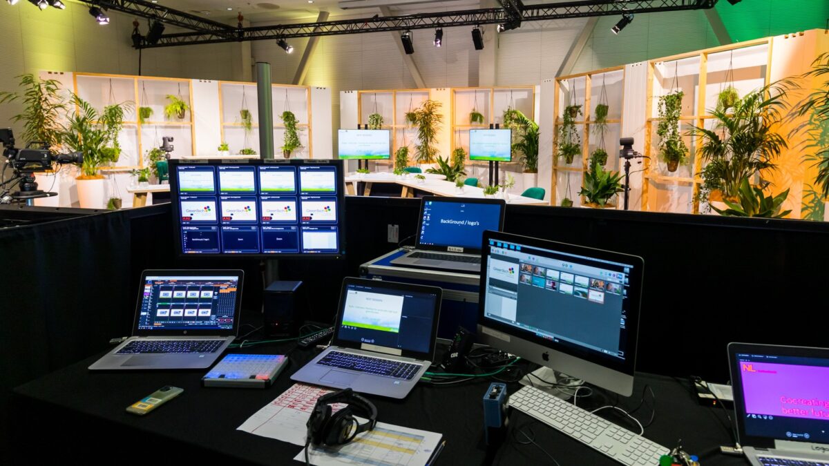 laptops in online studio RAI