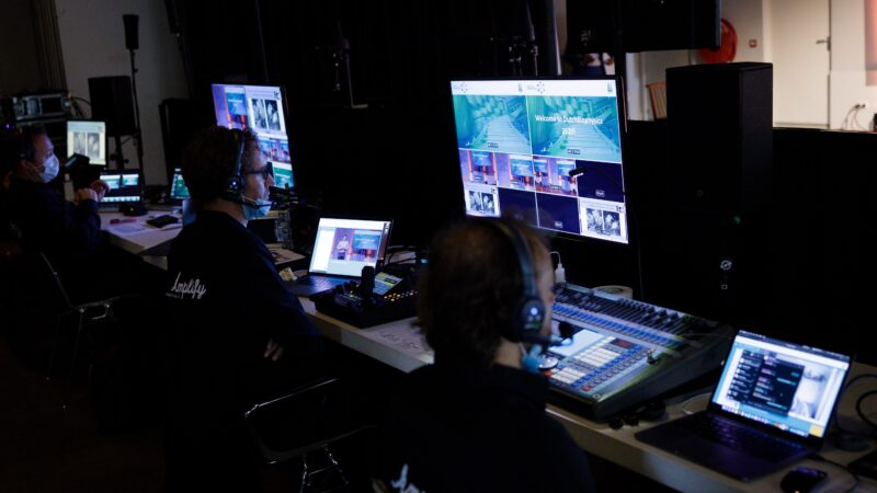 Amplify EventMarketing regieruimte tijdens online event met regisseurs met mondkapjes (Photo: Bram Saeys)