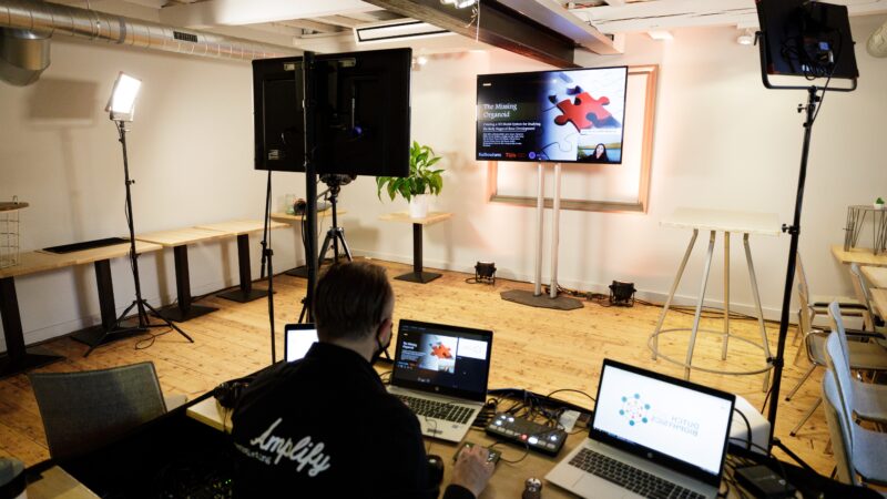 Amplify EventMarketing regieruimte tijdens online event met studio met 1 groot scherm (beeld: Bram Saeys)