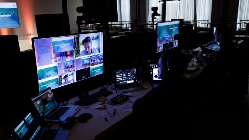 Amplify EventMarketing regieruimte tijdens online event met regisseurs met mondkapjes (Photo: Bram Saeys)