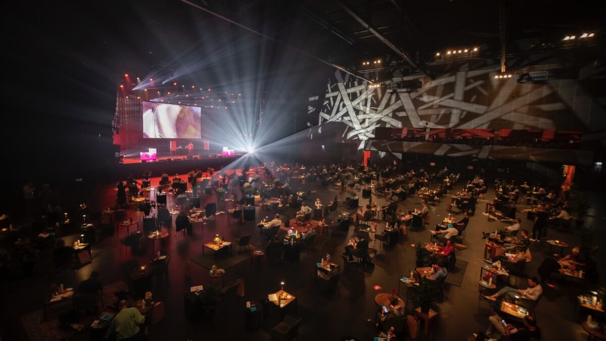 Anderhalve meter event met mensen anderhalve meter uit elkaar en een podium