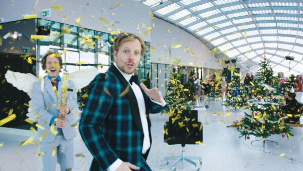 CapitalC_Xmas presentator met kerstbomen met gouden confetti