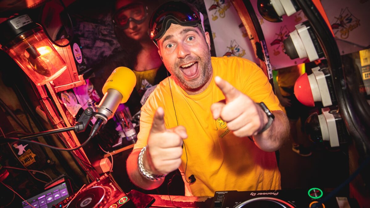 DJ in geel shirt - DJ Laurens - Sfeerhoreca