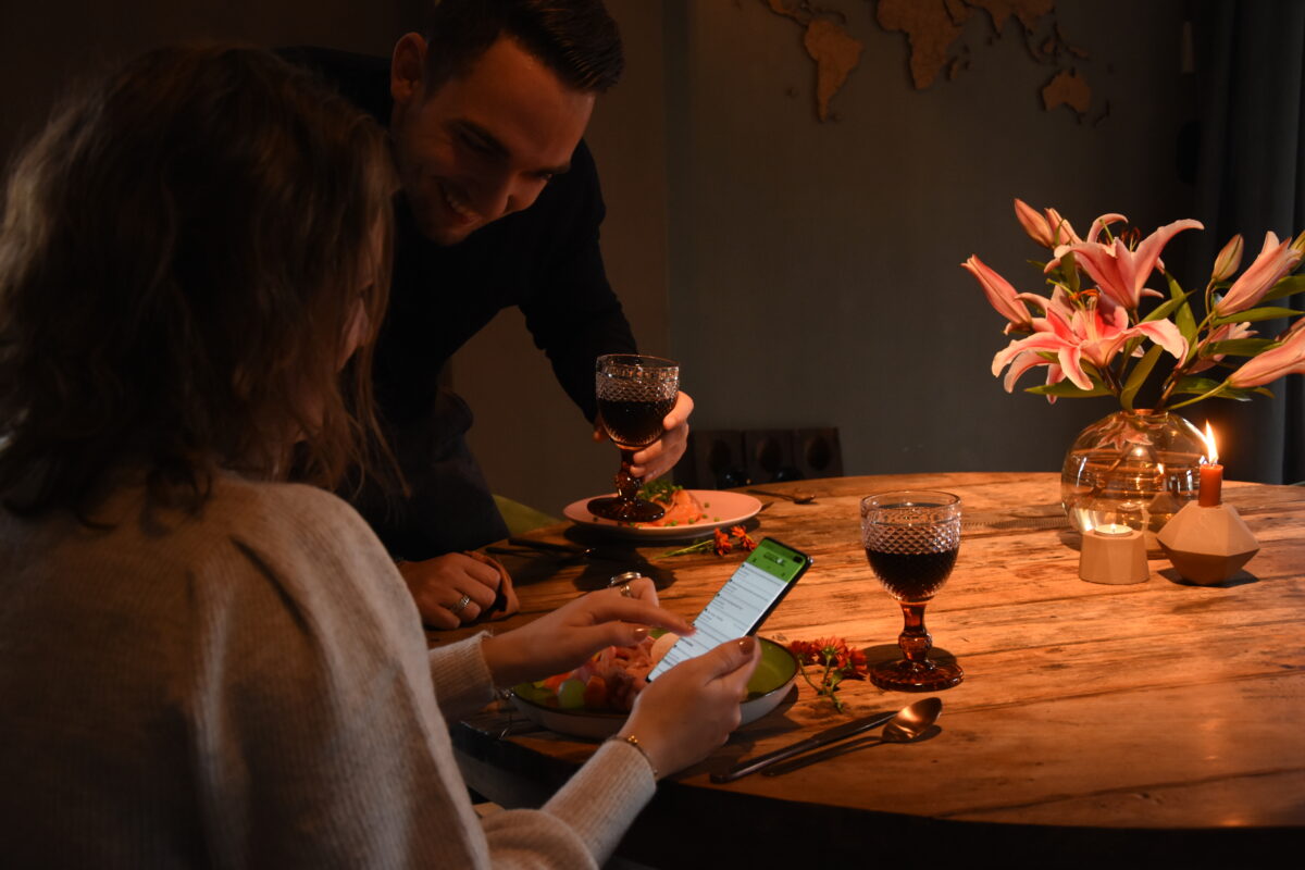 Man en vrouw met wijn en telefoon - Edgeplore