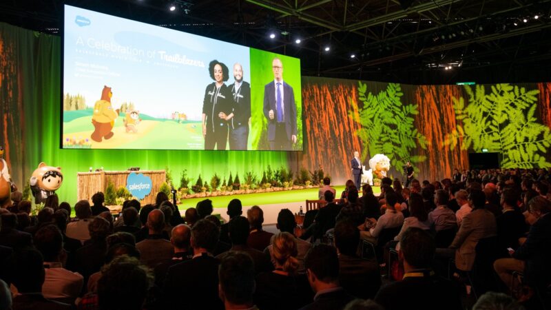 Event Salesforce met veel mensen in een zaal met presentatie op groot scherm
