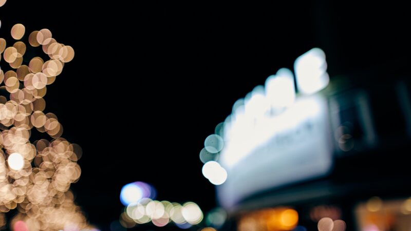 Geblurde foto met daarop een donkere achtergrond en een aantal lichtbronnen Bron- Christopher Werth