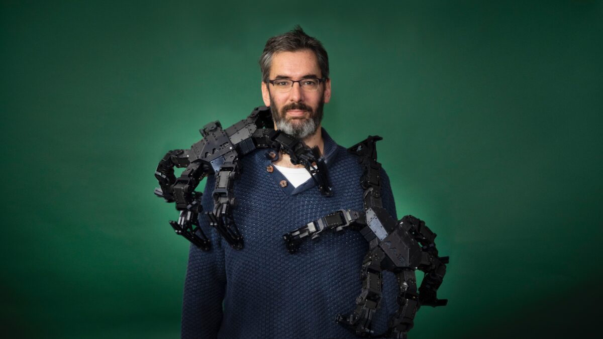 Operation Pandora Virtual Experience Man met robotspinnen