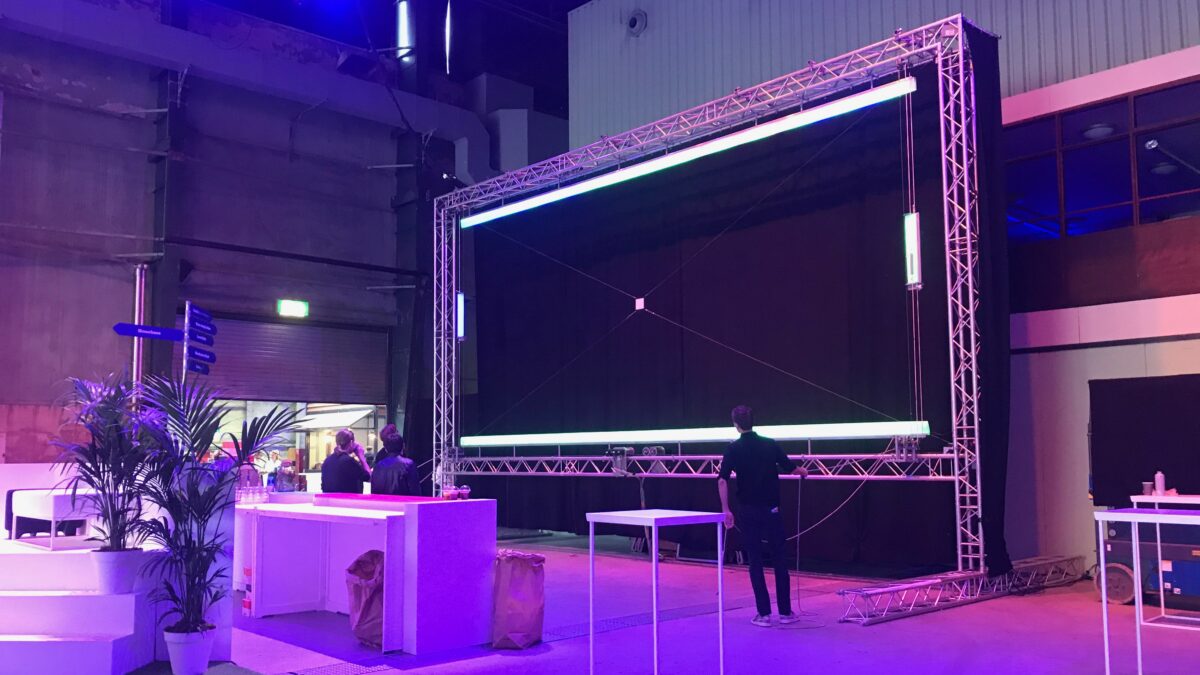 Scherm Digital_Physical_Pong spel op event waarbij bezoekers en online bezoekers een spel samen kunnen doen tijdens een hyrbide event