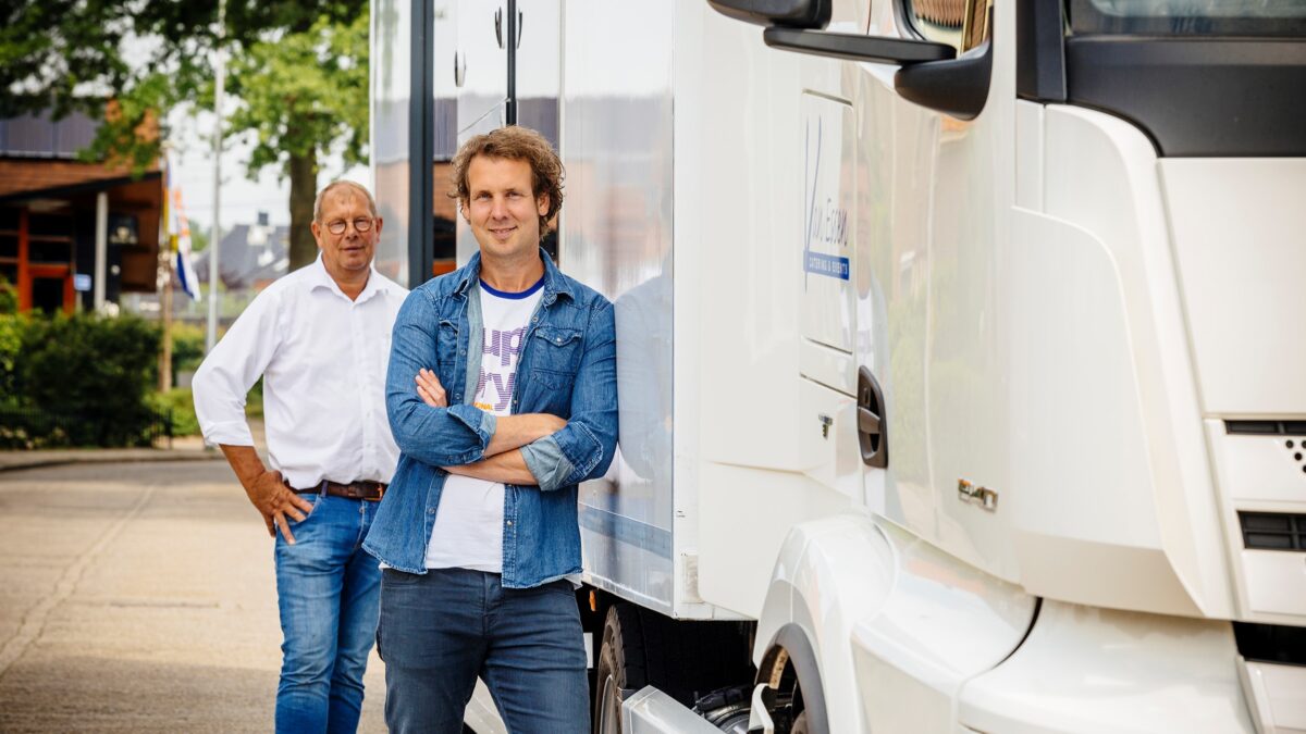 Van essen twee mannen bij vrachtwagen