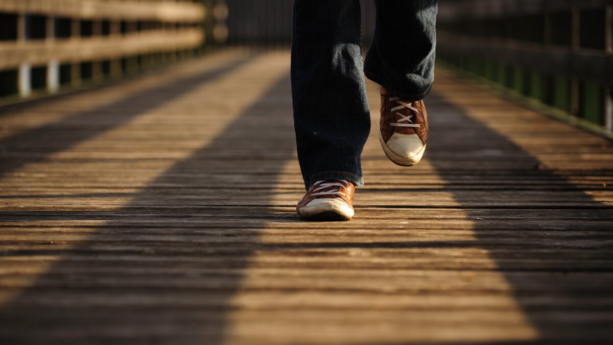 Voeten die lopen op een houten steiger tijdens online energizer (beeld: Andrea Piacqua (Pexels))