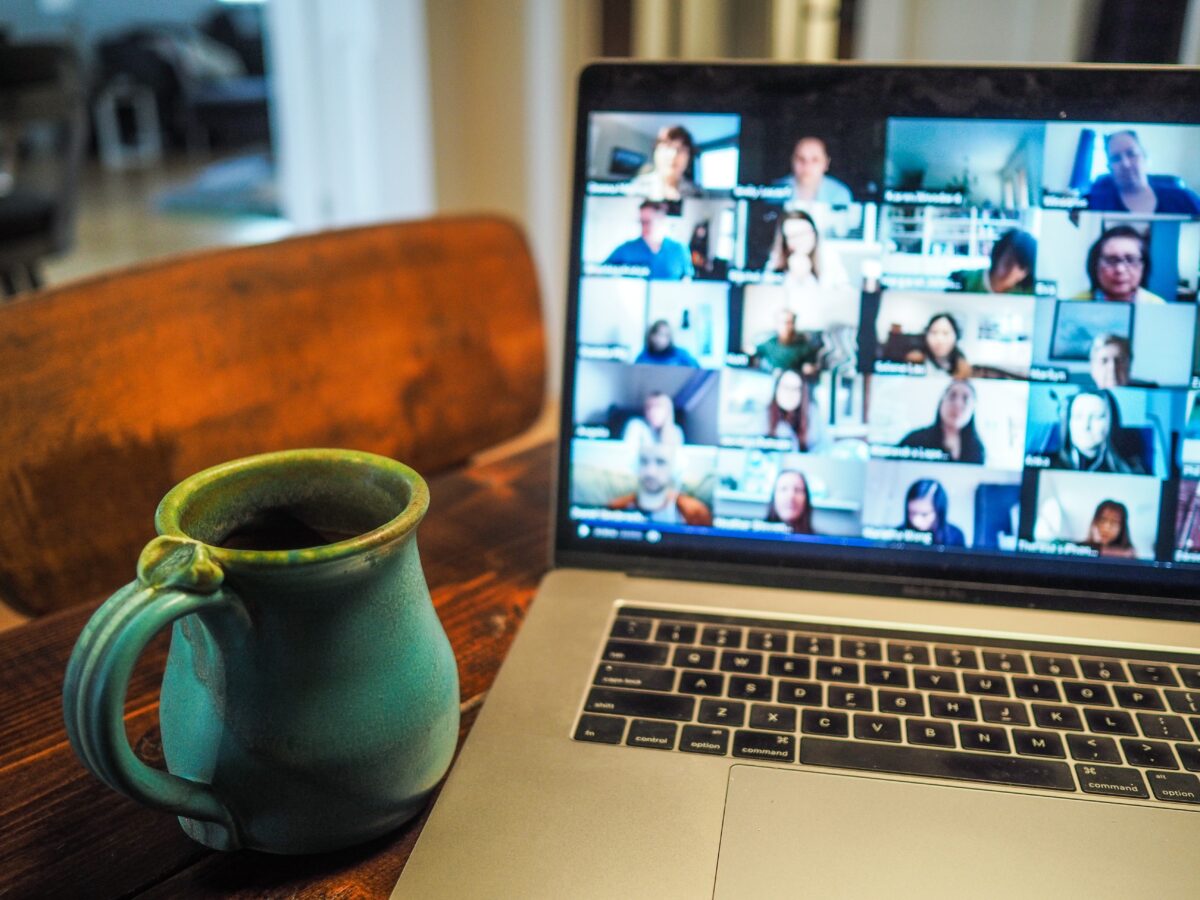 Online meeting op laptop