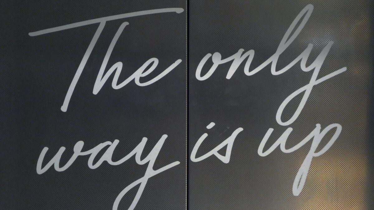 letter met tekst the only way is up