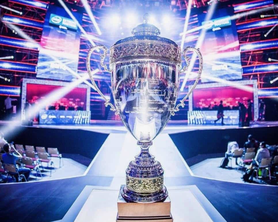 Beker voor winnaar esports toernooi (foto-Live Legends)
