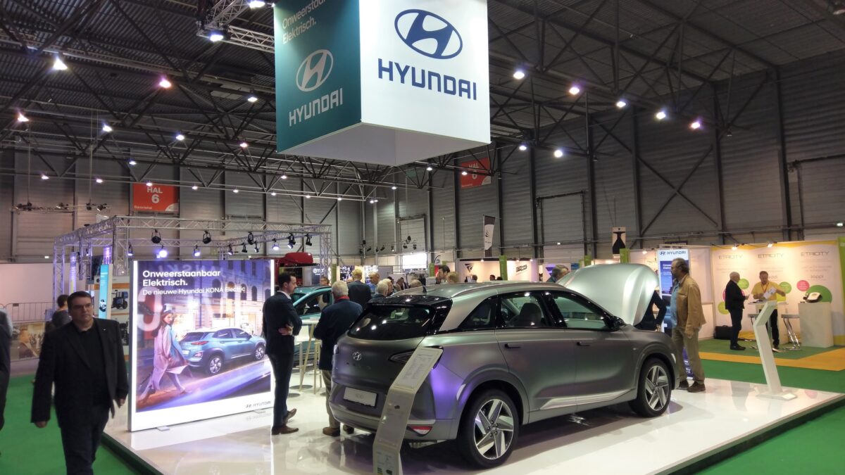 Beursstand Hyundai met grijze auto