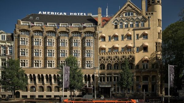 Hard Rock Hotel American Amsterdam aan de buitenkant incl gracht en boot (1)