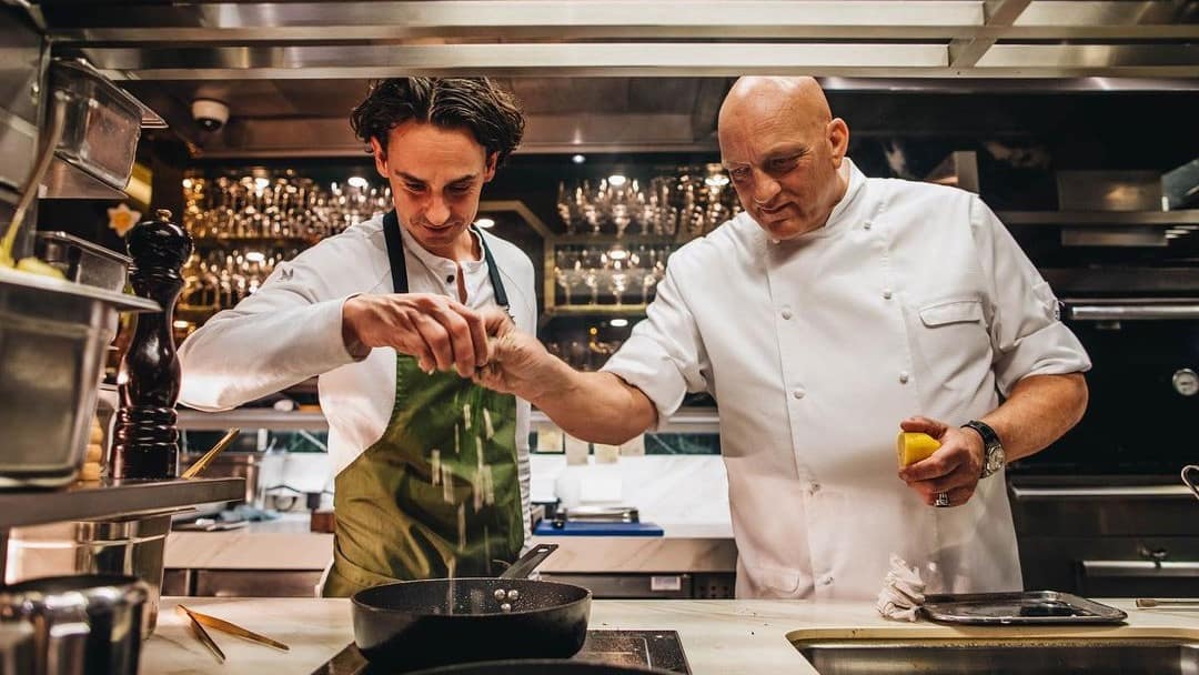 Herman den Blijker en andere kok tijdens online kookworkshop van GOUD bij De Nieuwe Keuken van Van der Linde Catering