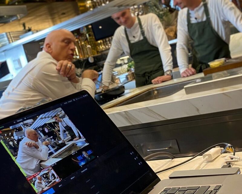 Herman den Blijker en twee koks tijdens kookworkshop GOUD bij De Nieuwe Keuken Van der Linde Catering