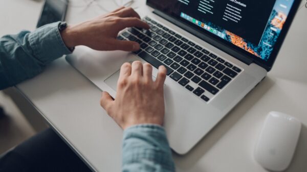 Man op laptop