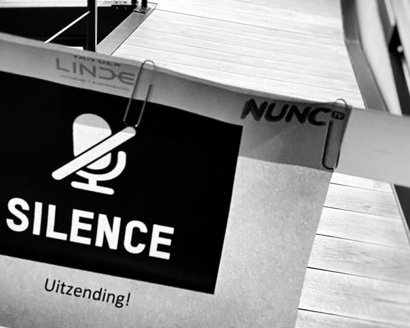 Papier met silence uitzending tijdens opnames online kookworkshop Van der Linde Catering