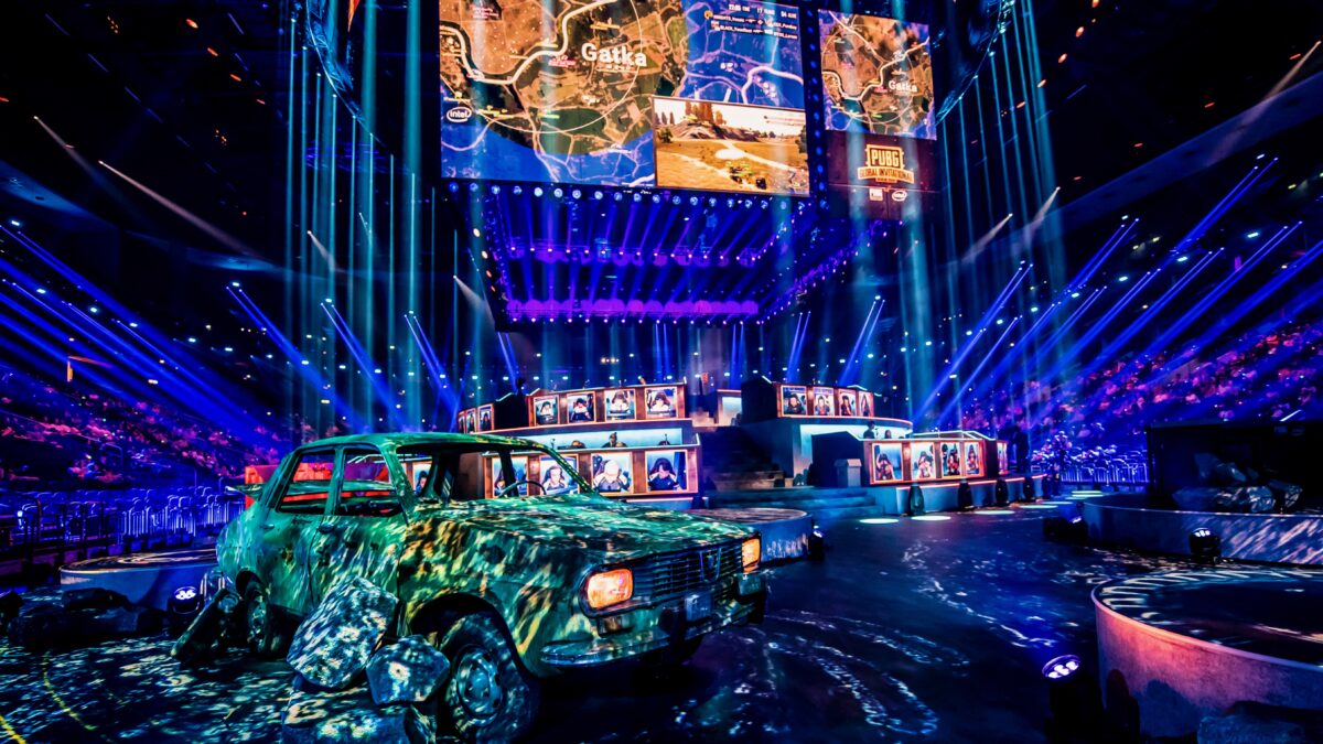 Podium tijdens esports toernooi met auto PUBG_2018_Livelegends (foto-Nico Alsemgeest)