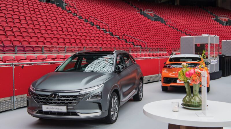 Promo Hyundai in Amsterdam Arena met zilveren en oranje auto