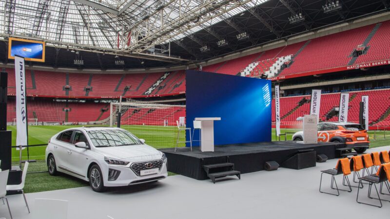 Promo Hyundai in voetbalstadion met podium en twee auto's