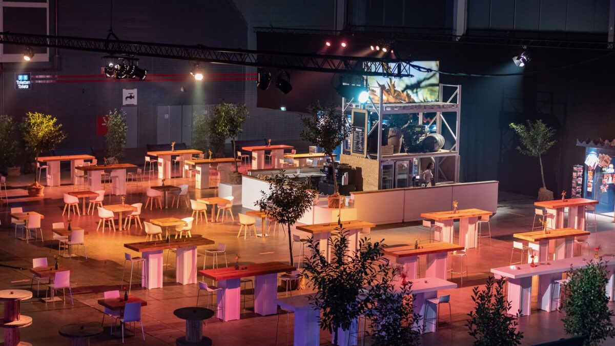 Scala Jaarbeurs verschillende tafeltjes bij een bar (Foto: Michiel Ton)