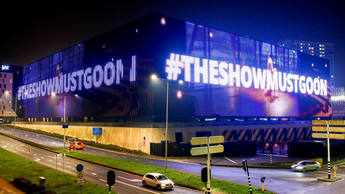 The show must go on - Studio Gambar
