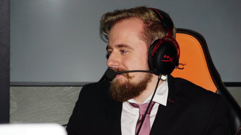 esporter met koptelefoon op tijdens esport toernooi