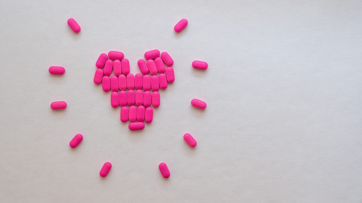 roze medicijnen in hartvorm