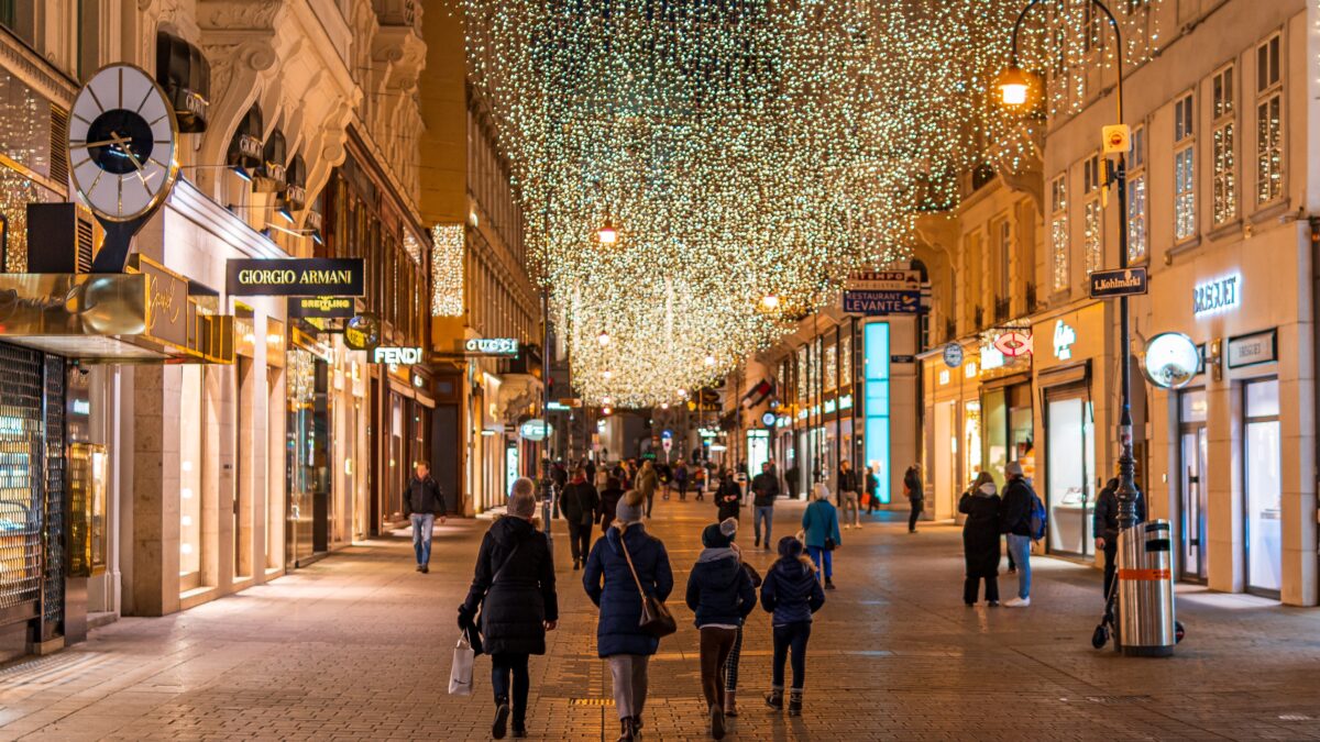 winkelstraat met mensen