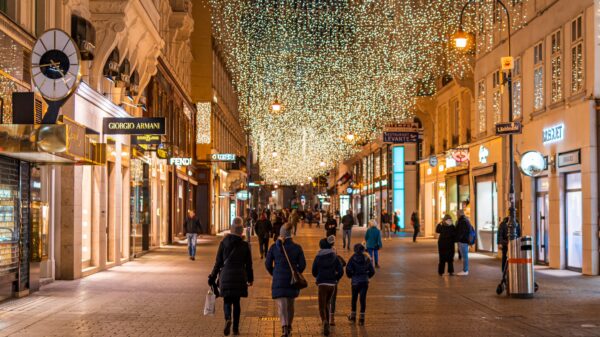 winkelstraat met mensen