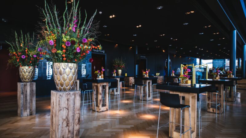 Bloemen-op-pilaren-bij-Theater-Amsterdam-foto-Kirsten-van-Santen