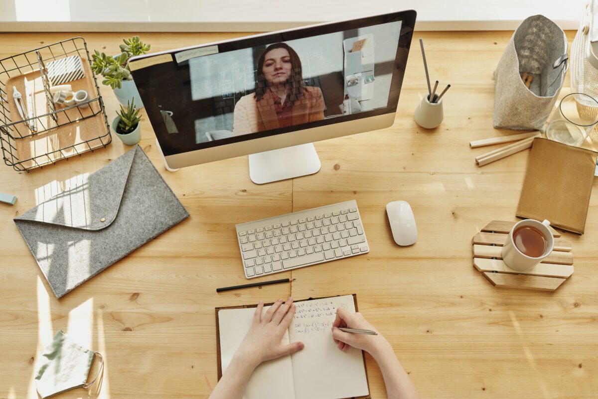Bureau met computer met online meeting