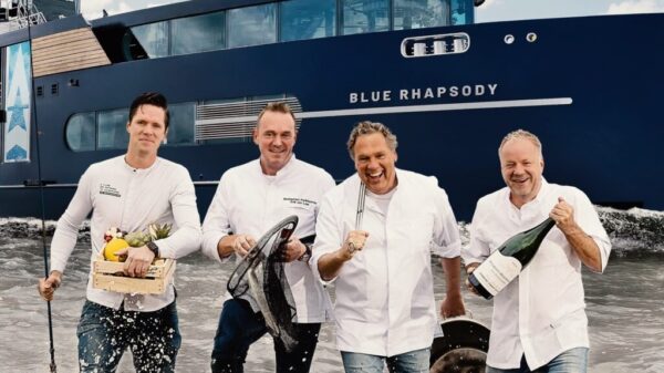 Chefs-Table-On-Board-crew-chefkoks-in-het-water-voor-het-schip-de-Blue-Raphsody-1024x819