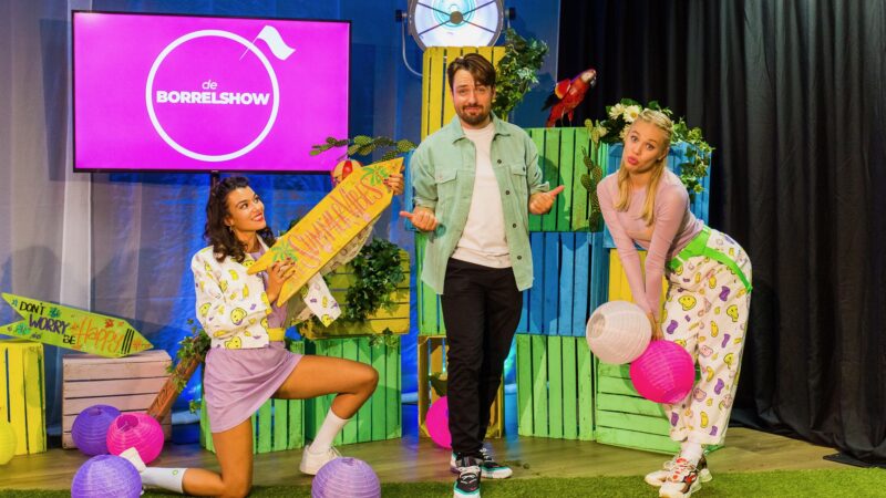 De-Borrelshow-presentator-en-zangeressen (foto: Twycer)