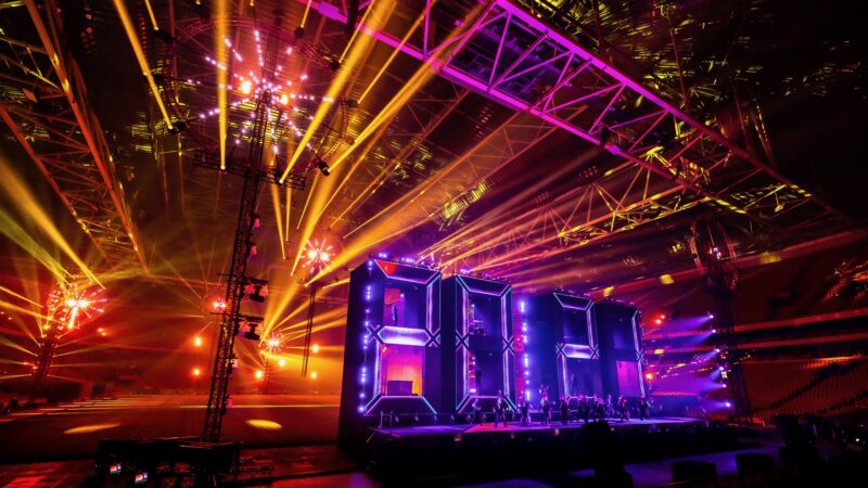 ElectricFireworks-Fjuze-Jaarwisseling-2020-podium-met-letters-2020-en-roze-en-geel-licht-in-Arena (foto-Floris-Heuer)
