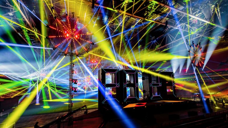 ElectricFireworks-Fjuze-Jaarwisseling-2020-podium-met-lichtshow-in-geel-in-Arena (foto-Floris-Heuer)