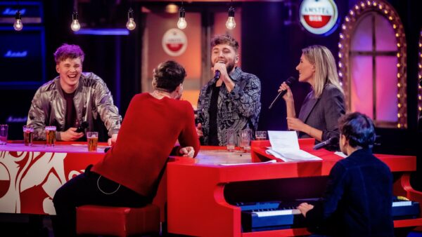 Freek en Suzanne zingen Simon toe tijdens VVAL (foto-Ben Houdijk)