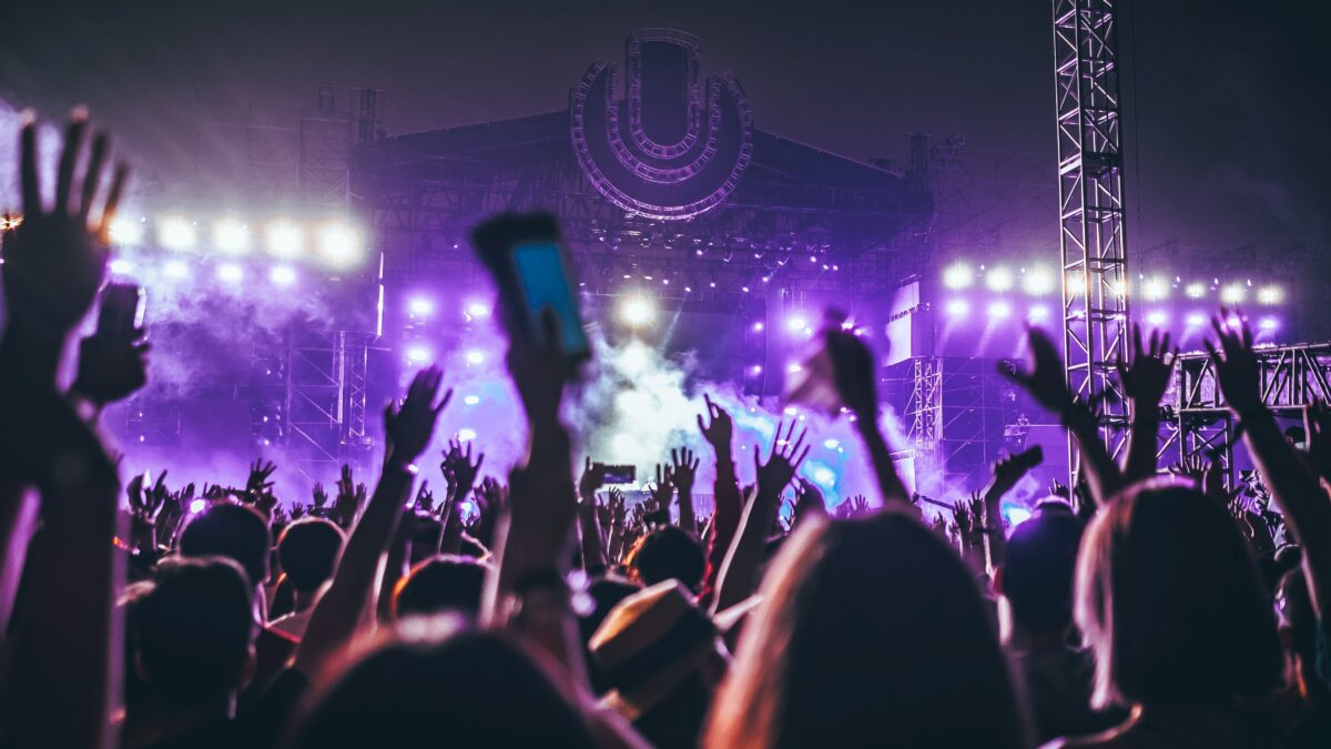 Handen in de lucht tijdens festival