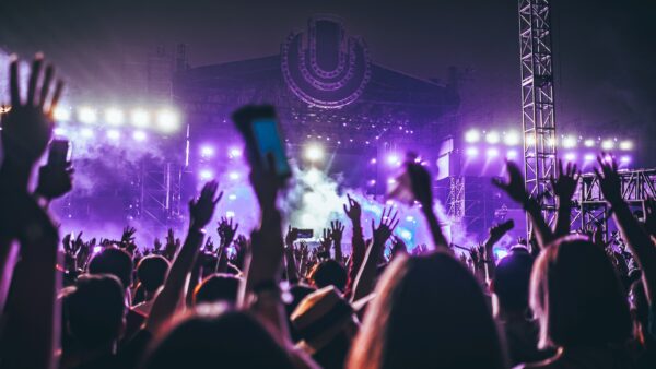 Handen in de lucht tijdens festival