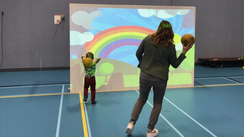 Interactieve spelmuur ballen gooien op regenboog