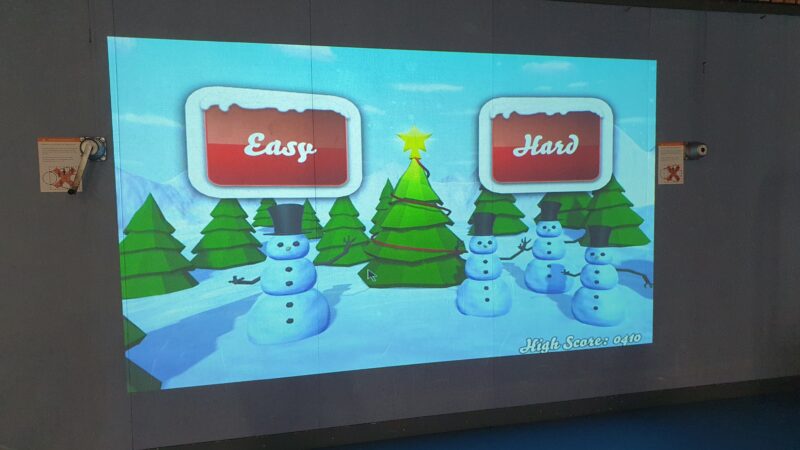 Interactieve spelmuur met spel met sneeuwpoppen