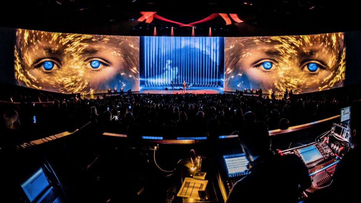 Theaterzaal - scherm met projectie en regieruimte