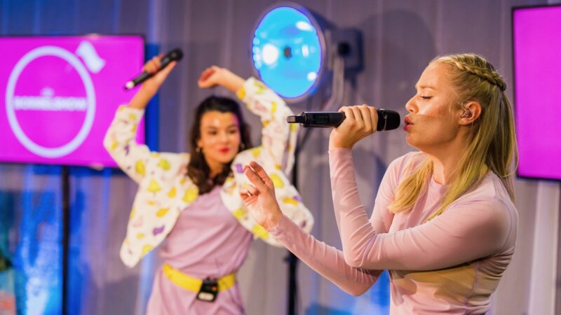 Zangeressen-tijdens-de-borrelshow (foto: Twycer)