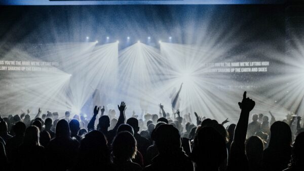feestende mensen bij event